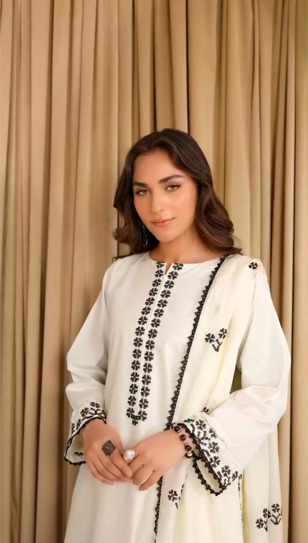 Elegant Off-White Soft Cotton 3-Piece Embroidered Suit - Image 3