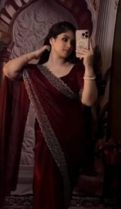 রাজকীয় মেরুন (Royal Maroon)